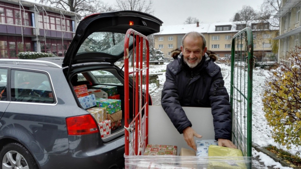 Das Bild zeigt den Vorsitzenden des Freundeskreises Albrecht Lienemann beim Verladen der Päckchen.